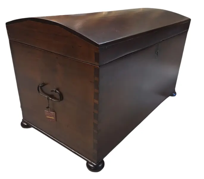 Foto de um(a) Baú Organizador de Imbuia – Sofisticação e História no seu Quarto, da categoria de Baús. Uma peça imponente que atravessa gerações. Este baú é confeccionado em imbuia maciça, uma das madeiras mais raras e nobres... Mostrado de uma perspectiva diferente. Vendido no marketplace Trésors.