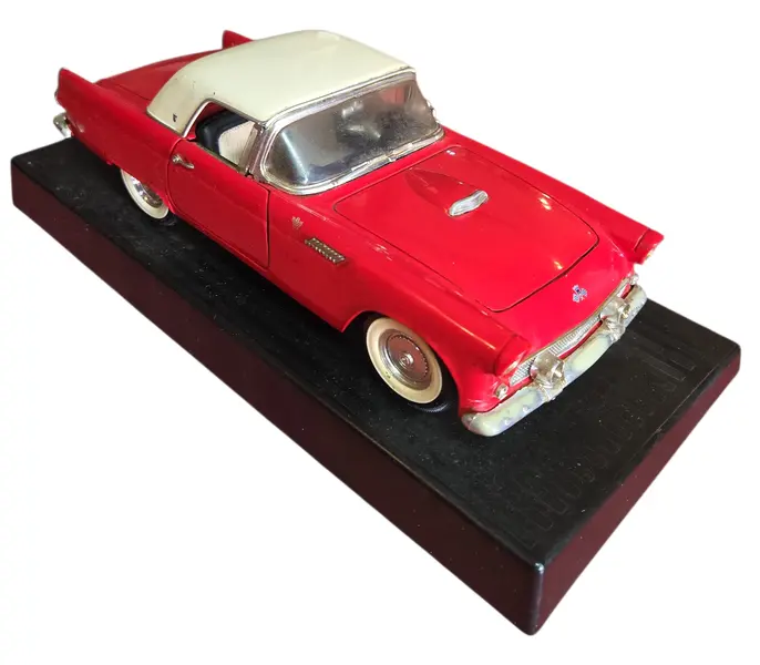 Foto de um(a) Miniatura Ford Thunderbird 1955 - Escala 1:18 - Vermelho/Branco (Relíquia), da categoria de Carros e caminhões de brinquedo. Apresentamos uma peça icônica do automobilismo americano: a miniatura do Ford Thunderbird 1955. Este exemplar capta toda a... Mostrado de uma perspectiva diferente. Vendido no marketplace Trésors.