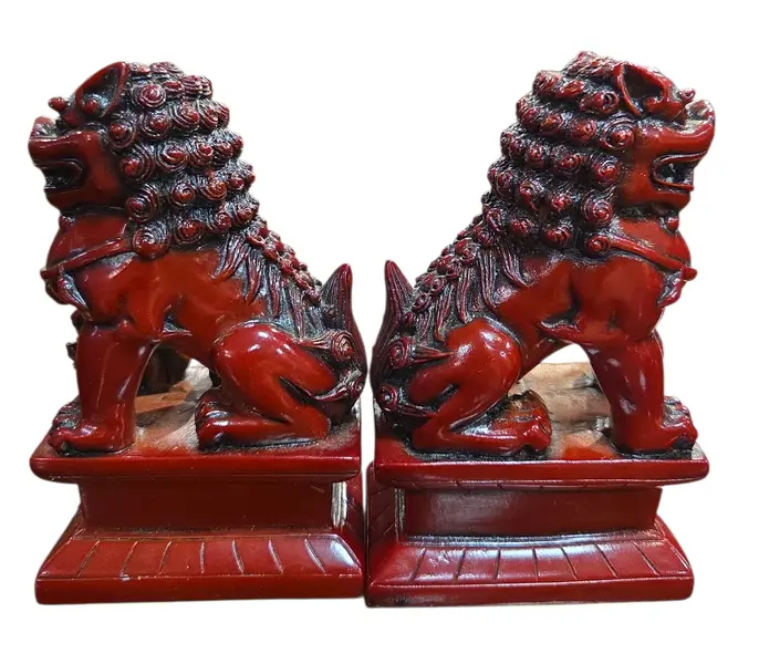 Foto de um(a) Par de Cães de Fó em Resina - Leões Guardiões Chineses, da categoria de Outros colecionáveis. Imponente par de Cães de Fo em tom vermelho profundo, emulando a tradicional técnica oriental de escultura em cinábrio.... Mostrado de uma perspectiva diferente. Vendido no marketplace Trésors.