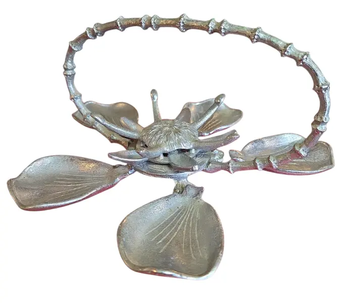 Foto de um(a) Cinzeiro Design Pétalas em Alumínio Polido, da categoria de Cinzeiros. Adicione um toque de brilho e modernidade ao seu ambiente com este cinzeiro em formato de pétalas. Produzido em alumínio de... Mostrado de uma perspectiva diferente. Vendido no marketplace Trésors.