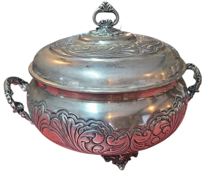 Foto de um(a) Antiga Terrina em Prata 90 com Ricos Relevos Florais e Pés Estilizados - Estilo Clássico, da categoria de Terrinas de sopa. Esta magnífica terrina (sopeira) é um exemplar legítimo de prataria de alta qualidade, produzida com banho de Prata 90. A... Vendido no marketplace Trésors.