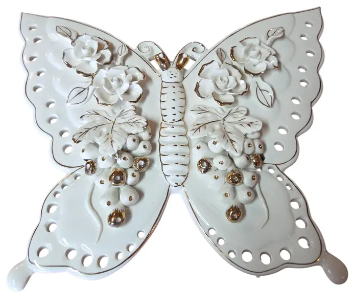 Foto de um(a) Borboleta Decorativa em Porcelana Moldada – Relevo Floral, da categoria de Objetos de parede esculturais. Exuberante escultura de parede ou mesa em porcelana branca vitrificada, apresentando o formato de uma borboleta com asas... Vendido no marketplace Trésors.