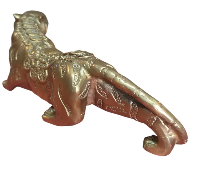 Foto de um(a) Escultura de Tigre em Bronze Maciço - Estilo Oriental, da categoria de Escultura. Esta é uma peça imponente e rica em detalhes, ideal para colecionadores e amantes de decoração clássica. A escultura... Mostrado de uma perspectiva diferente. Vendido no marketplace Trésors.