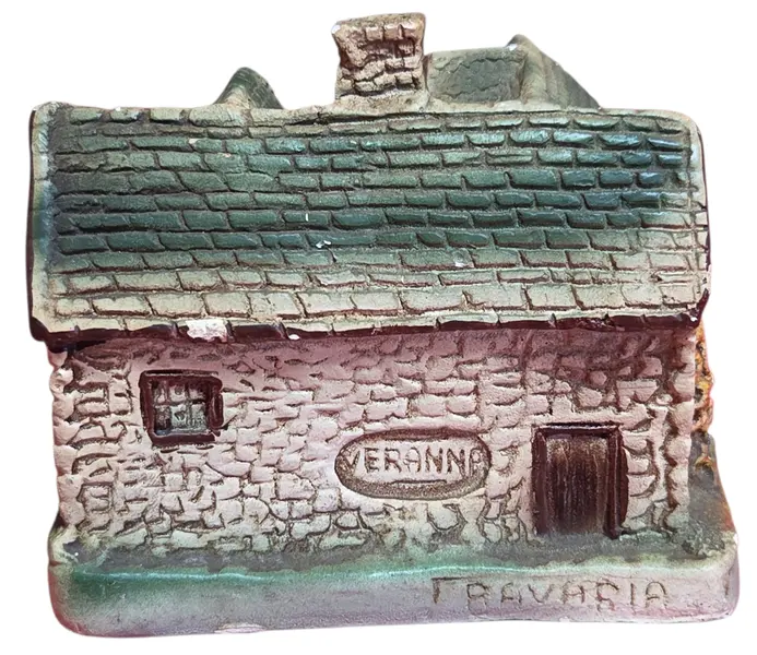 Foto de um(a) Miniatura de Gesso Veranna Bavaria, da categoria de Outros colecionáveis. Mini casinha colecionável década de 70 - Veranna Bavaria Belíssimas miniaturas produzidas em gesso, com o clássico estilo... Mostrado de uma perspectiva diferente. Vendido no marketplace Trésors.