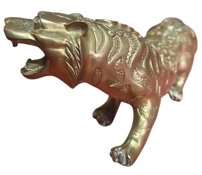 Foto de um(a) Escultura de Tigre em Bronze Maciço - Estilo Oriental, da categoria de Escultura. Esta é uma peça imponente e rica em detalhes, ideal para colecionadores e amantes de decoração clássica. A escultura... Mostrado de uma perspectiva diferente. Vendido no marketplace Trésors.