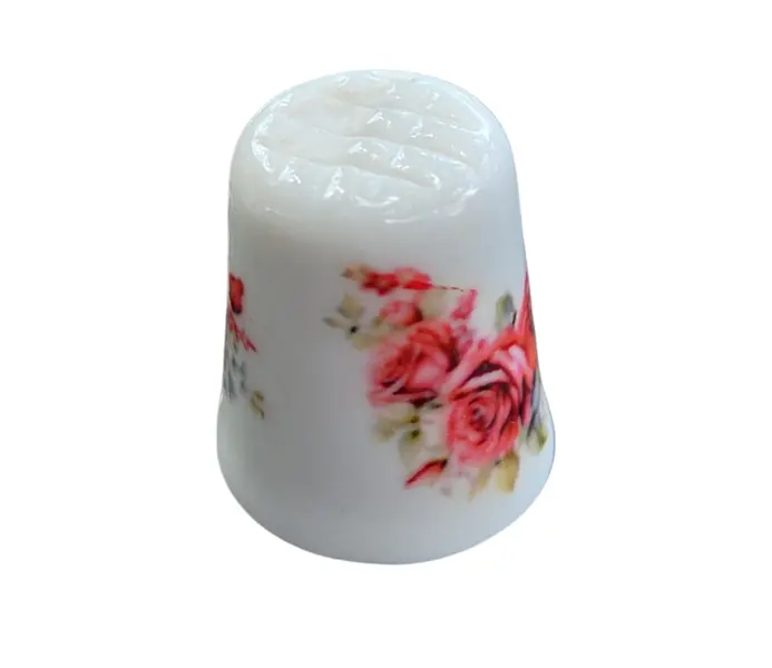 Foto de um(a) Dedal de Coleção em Porcelana – Floral Rosas Vermelhas, da categoria de Outros colecionáveis. Este delicado dedal em porcelana é uma peça clássica de colecionismo, unindo funcionalidade e estética romântica. Com um... Mostrado de uma perspectiva diferente. Vendido no marketplace Trésors.