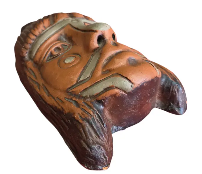 Foto de um(a) Máscara Decorativa em Cerâmica – Estilo Indígena, da categoria de Escultura. Bela máscara decorativa confeccionada em cerâmica (terracota). Peça com detalhes entalhados e pintura artesanal, ideal para... Mostrado de uma perspectiva diferente. Vendido no marketplace Trésors.