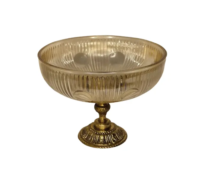 Foto de um(a) Centro de Mesa Exclusivo: Bronze Maciço e Cristal Âmbar Artístico, da categoria de Centro de mesa. Uma peça de presença que redefine a elegância da sua sala de jantar. Este centro de mesa combina a robustez e o brilho... Vendido no marketplace Trésors.