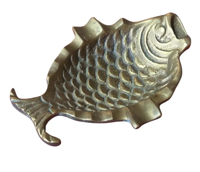 Foto de um(a) Cinzeiro Decorativo Peixe em Bronze, da categoria de Cinzeiros. Lindo cinzeiro vintage em formato de peixe, confeccionado em metal maciço bronze com pátina original do tempo. Vendido no marketplace Trésors.