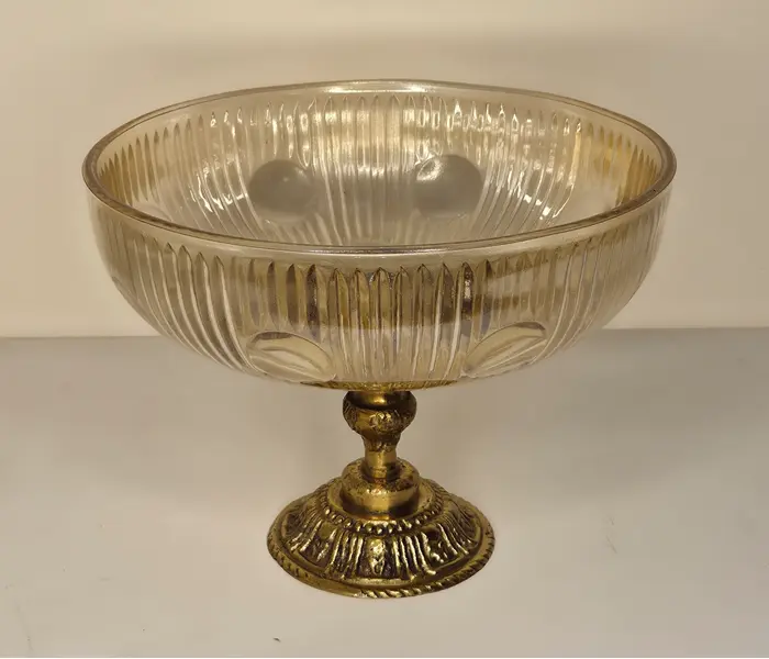 Foto de um(a) Centro de Mesa Exclusivo: Bronze Maciço e Cristal Âmbar Artístico, da categoria de Centro de mesa. Uma peça de presença que redefine a elegância da sua sala de jantar. Este centro de mesa combina a robustez e o brilho... Mostrado de uma perspectiva diferente. Vendido no marketplace Trésors.