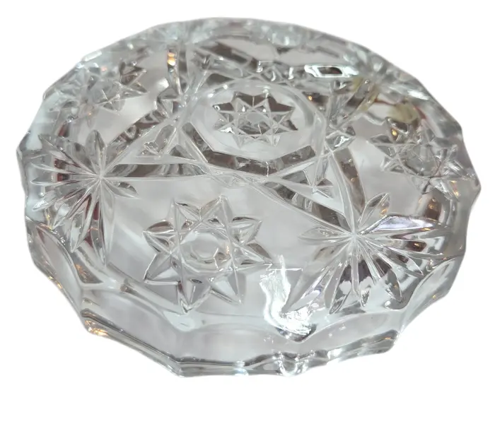 Foto de um(a) Cinzeiro Cristal Estrela, da categoria de Cinzeiros. O ápice da elegância funcional. Este cinzeiro é esculpido em cristal de alta transparência, apresentando lapidações... Mostrado de uma perspectiva diferente. Vendido no marketplace Trésors.