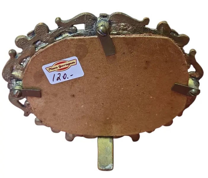 Foto de um(a) Porta Retrato em Bronze Oval - Horizontal, da categoria de Porta retratos. Belíssimo porta-retrato horizontal oval confeccionado em bronze de alta qualidade. Esta peça apresenta um trabalho de... Mostrado de uma perspectiva diferente. Vendido no marketplace Trésors.