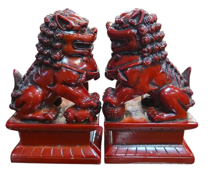 Foto de um(a) Par de Cães de Fó em Resina - Leões Guardiões Chineses, da categoria de Outros colecionáveis. Imponente par de Cães de Fo em tom vermelho profundo, emulando a tradicional técnica oriental de escultura em cinábrio.... Mostrado de uma perspectiva diferente. Vendido no marketplace Trésors.