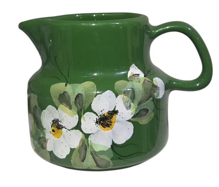 Foto de um(a) Jogo de Café/Chá em Porcelana Esmaltada Verde – Pintura Floral Artesanal – 15 Peças, da categoria de Conjuntos de café e chá. Encante seus convidados com este magnífico conjunto de café em porcelana esmaltada. Com um acabamento em verde folha... Mostrado de uma perspectiva diferente. Vendido no marketplace Trésors.