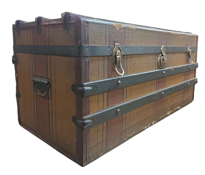 Foto de um(a) Baú Antigo Centenário Margossian - Relíquia de Rancharia (Anos 20/30), da categoria de Baús. Rara oportunidade de adquirir um pedaço da história da indústria brasileira. Este baú centenário foi produzido pela... Vendido no marketplace Trésors.