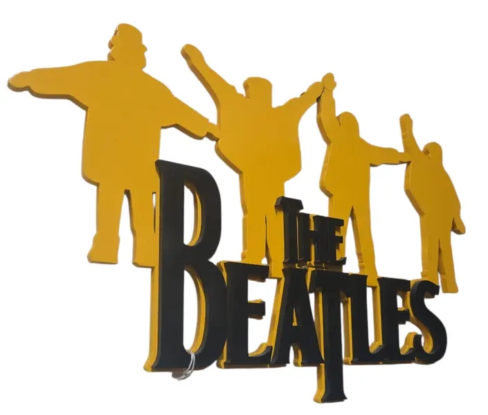Foto de um(a) Placa Decorativa "The Beatles" – Silhueta Amarela & Logo Preto (3D), da categoria de Placas. Leve a magia de Liverpool para sua casa com esta incrível placa decorativa dos Beatles! Esta peça combina dois elementos... Mostrado de uma perspectiva diferente. Vendido no marketplace Trésors.