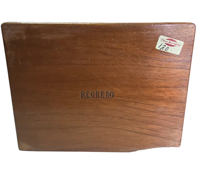 Foto de um(a) Antiga Caixa de Charutos Dannemann – São Félix, Bahia (Relíquia), da categoria de Caixas e estojos para charutos. Um item indispensável para colecionadores e apreciadores da cultura do tabaco. Esta caixa original da Companhia de Charutos... Mostrado de uma perspectiva diferente. Vendido no marketplace Trésors.