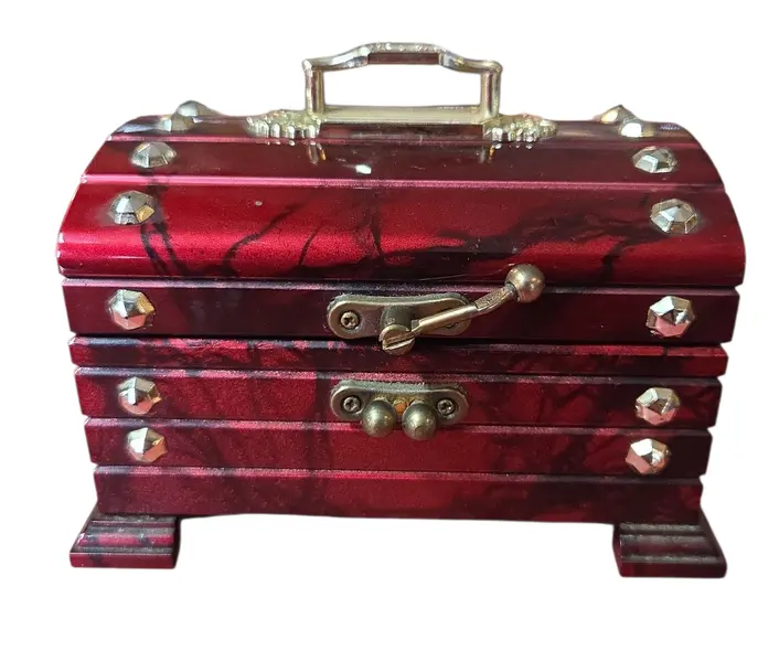 Foto de um(a) Caixa de Música Baú, da categoria de Cestos e Caixas. Onde as memórias são guardadas. Esta caixa de música, esculpida no clássico formato de baú, é um convite à nostalgia. Com... Vendido no marketplace Trésors.