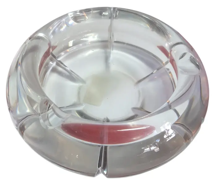 Foto de um(a) Cinzeiro Cristal Esfera, da categoria de Cinzeiros. O ápice da elegância funcional. Este cinzeiro é esculpido em cristal de alta transparência, apresentando lapidações... Vendido no marketplace Trésors.