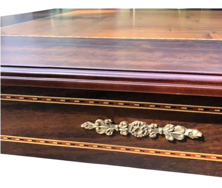 Foto de um(a) Mesa de Centro em Marchetaria e Ornamentos em Bronze, da categoria de Mesas de centro. Mostrado de uma perspectiva diferente. Vendido no marketplace Trésors.