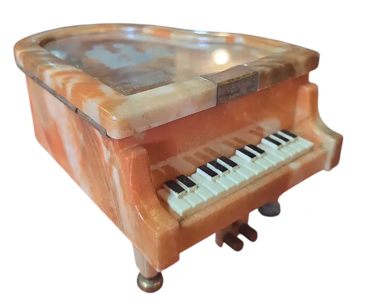 Foto de um(a) Caixa de Musica Piano, da categoria de Cestos e Caixas. maestria da música em miniatura. Esta caixa de música reproduz fielmente as linhas elegantes de um piano de cauda,... Mostrado de uma perspectiva diferente. Vendido no marketplace Trésors.