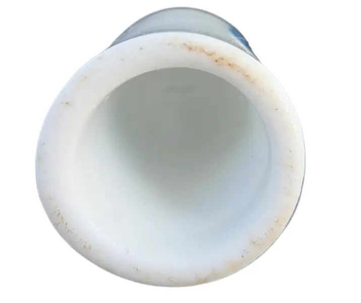 Foto de um(a) Dedal de Coleção em Porcelana – Florais e Laço Azul Estilo Português, da categoria de Outros colecionáveis. Esta peça destaca-se pela delicadeza de seus detalhes decorativos: de um lado, um rico arranjo de mini flores em tons de... Mostrado de uma perspectiva diferente. Vendido no marketplace Trésors.