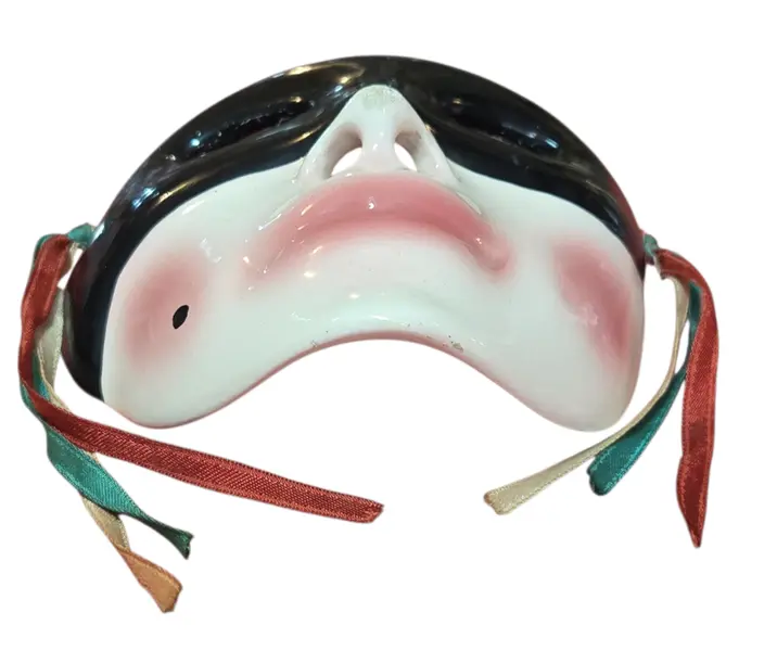 Foto de um(a) Máscara Veneziana Decorativa em Porcelana – Estilo Colombina com Fitas de Cetim, da categoria de Escultura. Esta belíssima máscara decorativa captura a essência do teatro clássico italiano. Feita em porcelana de alto brilho, a peça... Mostrado de uma perspectiva diferente. Vendido no marketplace Trésors.