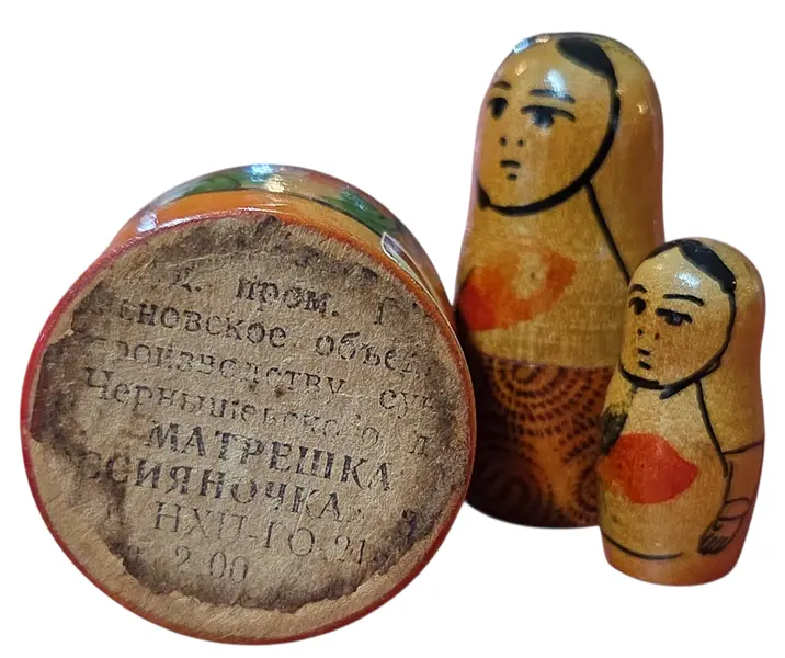 Foto de um(a) Matrioska Russa - Conjunto com 3 Bonecas "Rossiyanochka", da categoria de Bonecas. Charme e tradição em miniatura! Peça original da era soviética. Este conjunto de Matrioskas (bonecas russas) é uma peça... Mostrado de uma perspectiva diferente. Vendido no marketplace Trésors.