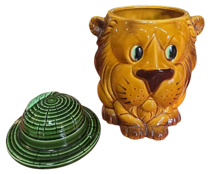 Foto de um(a) Potiche Antigo Leão de Cerâmica - Japan, da categoria de Garrafas, potes e jarros. Encantador potiche em cerâmica vitrificada, representando um leão com chapéu de explorador (safari). Esta peça é um exemplar... Mostrado de uma perspectiva diferente. Vendido no marketplace Trésors.