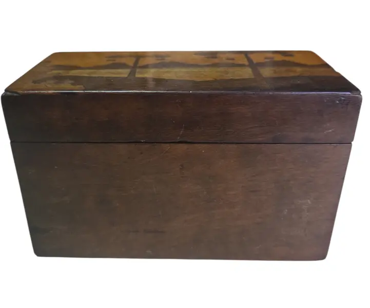 Foto de um(a) Porta-Cigarreira em Marchetaria – Paisagem de Araucárias em Madeira Nobre, da categoria de Cigarreiras e piteiras. Uma verdadeira obra de arte em miniatura. Este porta-cigarreira apresenta um trabalho primoroso de marchetaria, retratando a... Mostrado de uma perspectiva diferente. Vendido no marketplace Trésors.