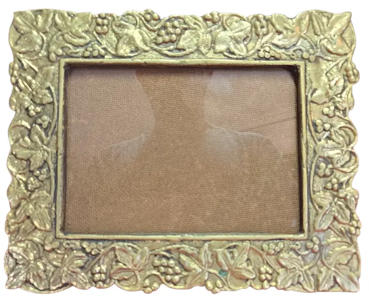 Foto de um(a) Porta Retrato em Bronze - Horizontal, da categoria de Porta retratos. Belíssimo porta-retrato horizontal confeccionado em bronze de alta qualidade. Esta peça apresenta um trabalho de fundição... Vendido no marketplace Trésors.