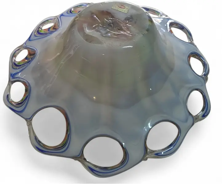 Foto de um(a) Centro de Mesa Murano Design Orgânico – Estilo Moderno, da categoria de Centro de mesa. O equilíbrio perfeito entre força e delicadeza. Este centro de mesa em Murano utiliza a técnica de sobreposição de cores,... Mostrado de uma perspectiva diferente. Vendido no marketplace Trésors.