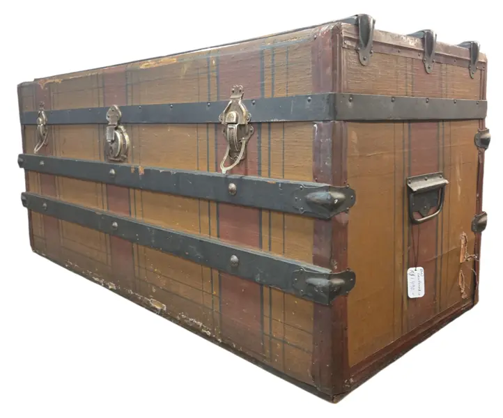Foto de um(a) Baú Antigo Centenário Margossian - Relíquia de Rancharia (Anos 20/30), da categoria de Baús. Rara oportunidade de adquirir um pedaço da história da indústria brasileira. Este baú centenário foi produzido pela... Mostrado de uma perspectiva diferente. Vendido no marketplace Trésors.