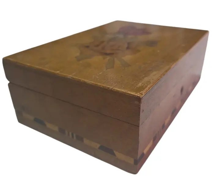 Foto de um(a) Porta-Joias Luxo em Marchetaria – Detalhe Floral de Rosas na Tampa, da categoria de Porta-Jóias. Com a beleza clássica da marcenaria tradicional, este porta-joias destaca-se pela sua tampa ricamente trabalhada em... Mostrado de uma perspectiva diferente. Vendido no marketplace Trésors.