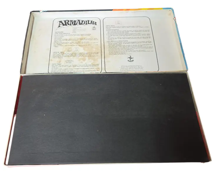 Foto de um(a) Armadilha - O Jogo de Tabuleiro (Estrela), da categoria de Jogos de tabuleiro. É um jogo de percurso e sorte onde você deve ser o primeiro a completar 12 pontos na sua trilha de marcação. A "armadilha"... Mostrado de uma perspectiva diferente. Vendido no marketplace Trésors.