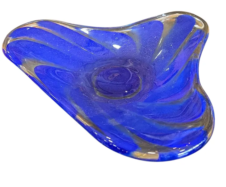 Foto de um(a) Fruteira em Murano Azul, da categoria de Fruteiras. Destaque a beleza da sua mesa com esta fruteira em vidro Murano. Com um design que exibe curvas orgânicas e um acabamento... Mostrado de uma perspectiva diferente. Vendido no marketplace Trésors.