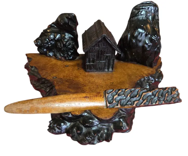 Foto de um(a) Escritório de Época: Tinteiro e Abridor de Cartas em Madeira Entalhada, da categoria de Outros colecionáveis. Excepcional conjunto de escrita vintage, composto por tinteiro de mesa e abridor de cartas coordenado. Esta peça destaca-se... Mostrado de uma perspectiva diferente. Vendido no marketplace Trésors.