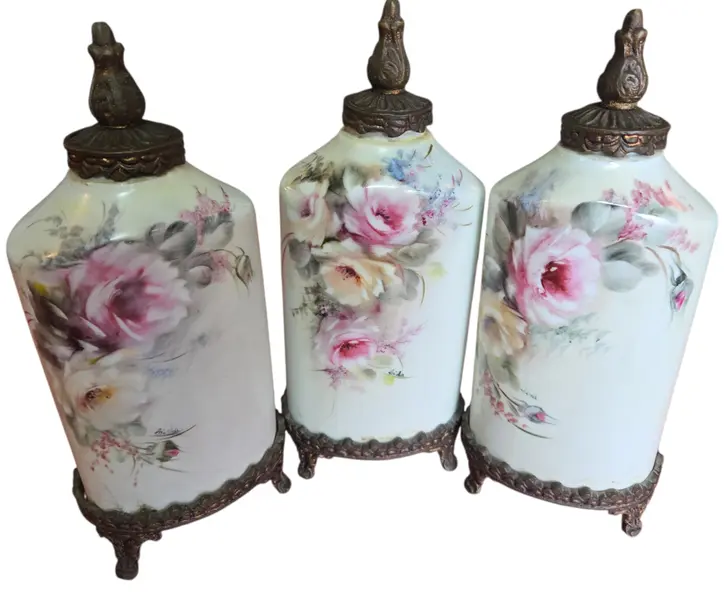 Foto de um(a) Trio de Potes em Porcelana Pintada à Mão com Base e Tampa em Bronze - Estilo Floral Clássico, da categoria de Garrafas, potes e jarros. Apresentamos este magnífico trio de potiches (vasos com tampa) em porcelana de alta qualidade, apresentando um formato... Mostrado de uma perspectiva diferente. Vendido no marketplace Trésors.