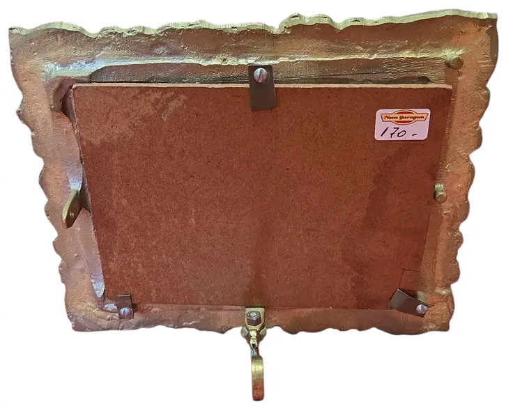 Foto de um(a) Porta Retrato em Bronze - Horizontal, da categoria de Porta retratos. Belíssimo porta-retrato horizontal confeccionado em bronze de alta qualidade. Esta peça apresenta um trabalho de fundição... Mostrado de uma perspectiva diferente. Vendido no marketplace Trésors.