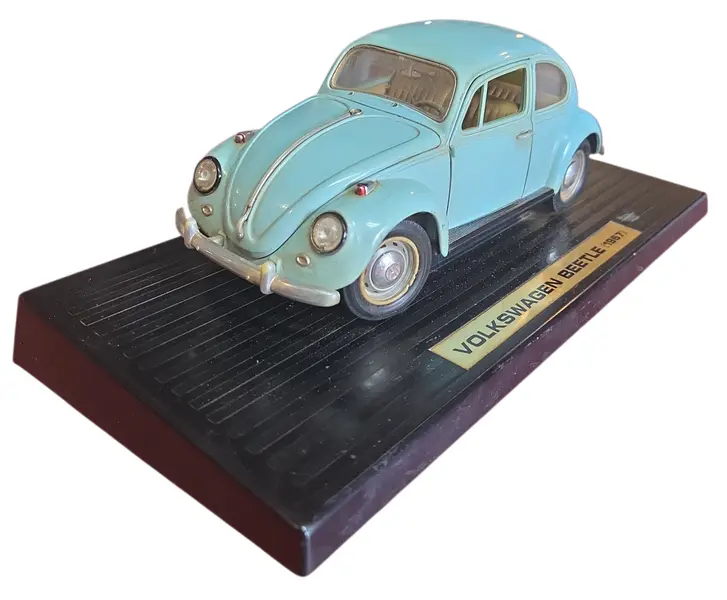 Foto de um(a) Miniatura Volkswagen Beetle (Fusca) 1967 - Azul - Escala 1:18 (Relíquia), da categoria de Carros e caminhões de brinquedo. Esta é uma peça indispensável para qualquer colecionador de clássicos: a miniatura do Volkswagen Beetle 1967. O modelo de... Vendido no marketplace Trésors.