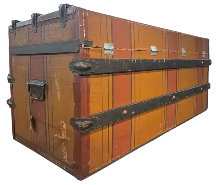 Foto de um(a) Baú Antigo Centenário Margossian - Relíquia de Rancharia (Anos 20/30), da categoria de Baús. Rara oportunidade de adquirir um pedaço da história da indústria brasileira. Este baú centenário foi produzido pela... Mostrado de uma perspectiva diferente. Vendido no marketplace Trésors.