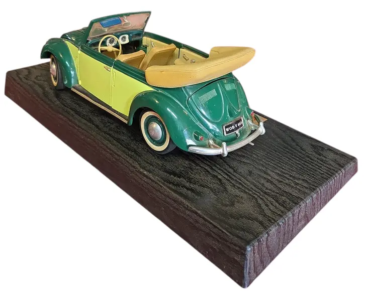 Foto de um(a) Miniatura Volkswagen Cabriolet 1951 - Maisto - Escala 1:18 - Edição Especial "Saia e Blusa", da categoria de Carros e caminhões de brinquedo. Rara e sofisticada, esta miniatura reproduz o charme do Volkswagen Cabriolet 1951. Fabricada pela Maisto, esta peça... Mostrado de uma perspectiva diferente. Vendido no marketplace Trésors.