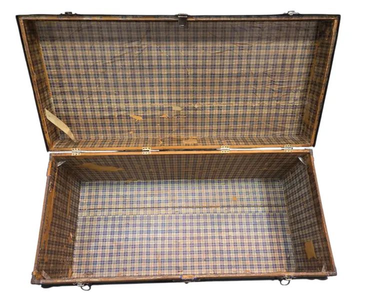 Foto de um(a) Baú Antigo Centenário Margossian - Relíquia de Rancharia (Anos 20/30), da categoria de Baús. Rara oportunidade de adquirir um pedaço da história da indústria brasileira. Este baú centenário foi produzido pela... Mostrado de uma perspectiva diferente. Vendido no marketplace Trésors.