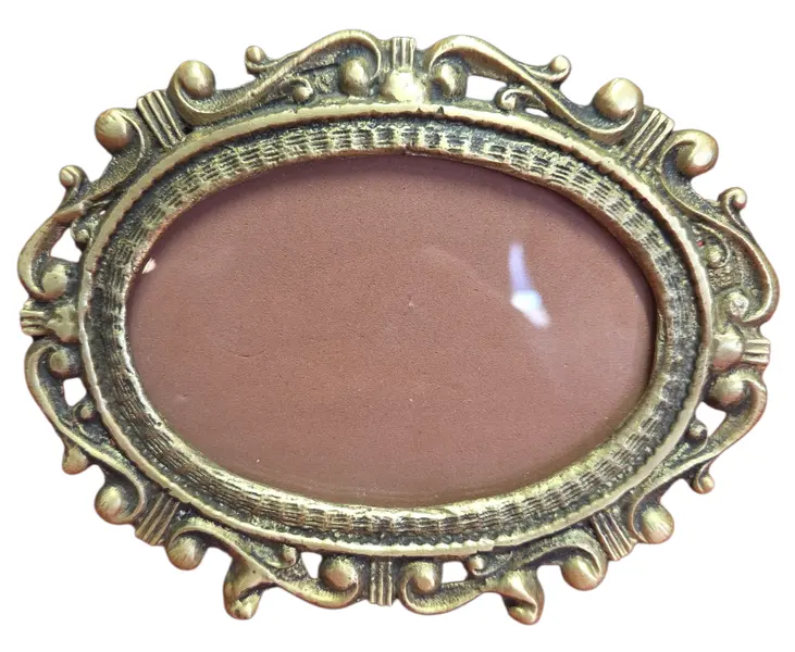 Foto de um(a) Porta Retrato em Bronze Oval - Horizontal, da categoria de Porta retratos. Belíssimo porta-retrato horizontal oval confeccionado em bronze de alta qualidade. Esta peça apresenta um trabalho de... Vendido no marketplace Trésors.