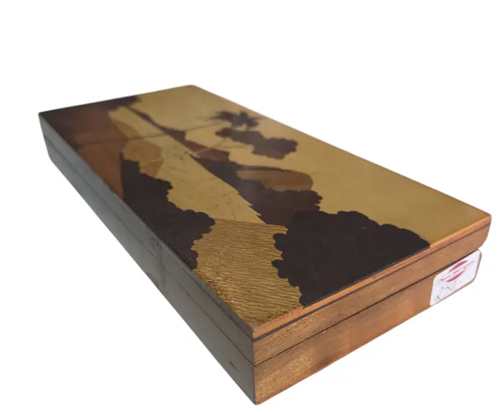 Foto de um(a) Porta-Selos em Madeira com Marchetaria Fina – Trabalho Artesanal, da categoria de Cestos e Caixas. Uma peça de requinte para os amantes da filatelia e da marcenaria clássica. Este porta-selos apresenta um minucioso trabalho... Vendido no marketplace Trésors.