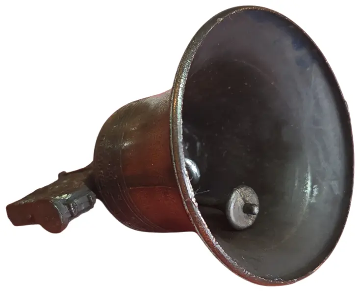 Foto de um(a) O Sino da Liberdade, da categoria de Outros colecionáveis. Localizado no coração de Filadélfia, o Liberty Bell transcende sua função original de sino de torre para se tornar um... Mostrado de uma perspectiva diferente. Vendido no marketplace Trésors.