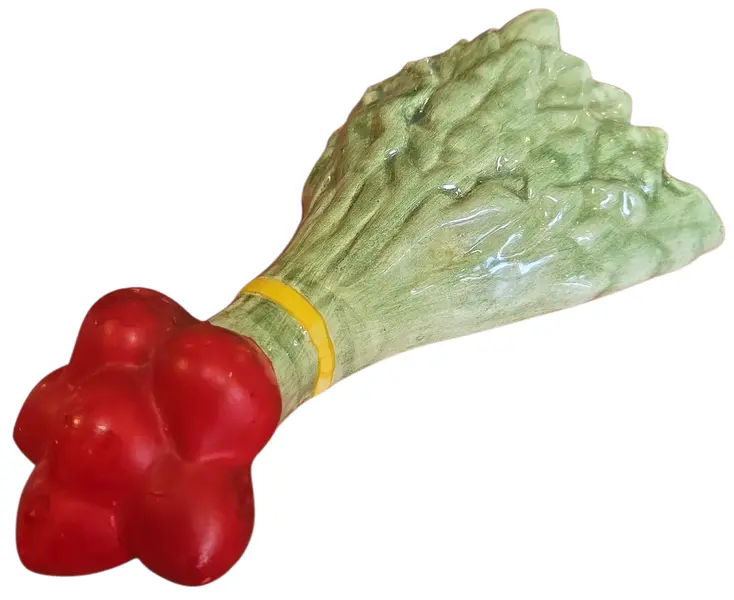 Foto de um(a) Vaso de Parede Antigo Rabanete em Faiança, da categoria de Floreira de parede. Exclusivo vaso de parede (pocket wall vase) em faiança vitrificada, moldado em formato figurativo de um maço de rabanetes.... Vendido no marketplace Trésors.