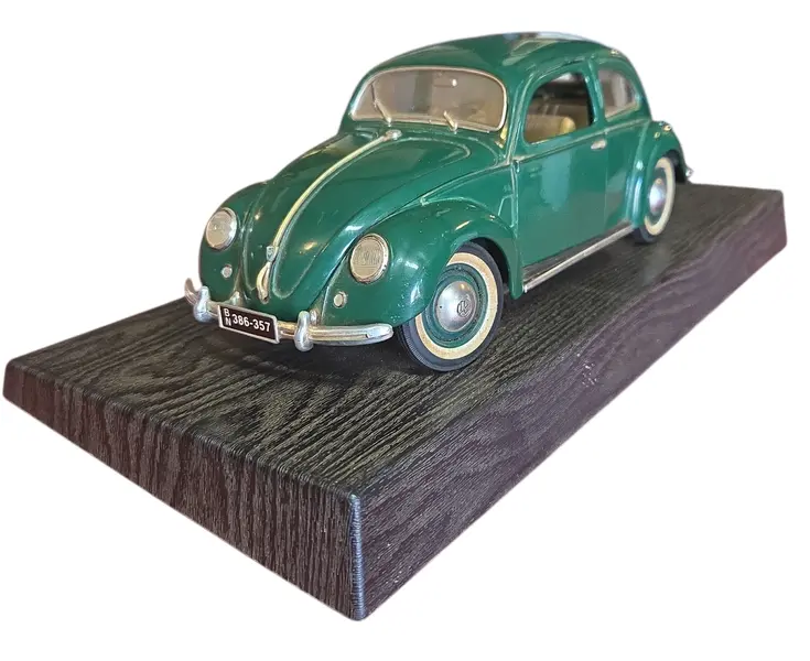 Foto de um(a) Miniatura Volkswagen 1951 (Fusca Split Window) - Verde Musgo - Escala 1:18, da categoria de Carros e caminhões de brinquedo. Esta miniatura representa uma das fases mais raras e desejadas da história da Volkswagen: o modelo de 1951. Conhecido... Vendido no marketplace Trésors.