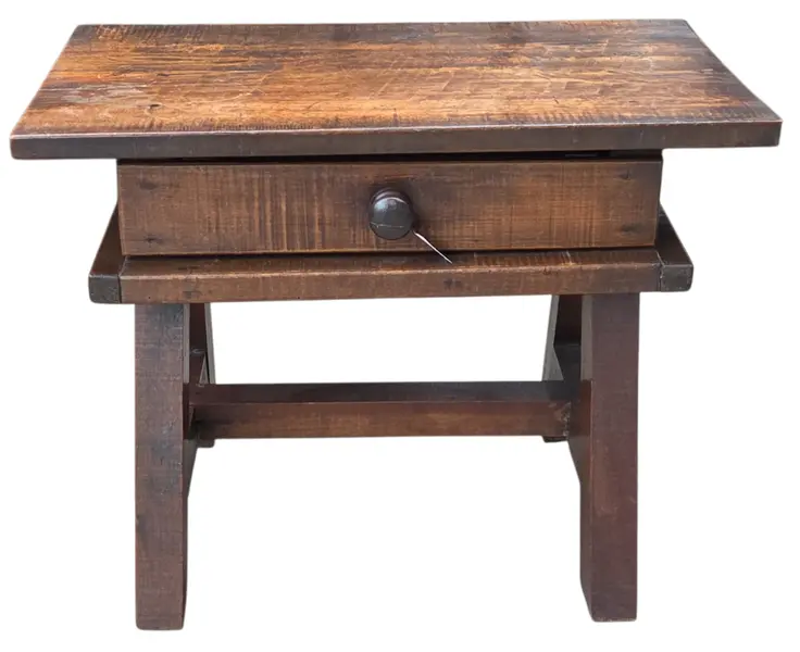 Foto de um(a) Mesa de Cabeceira em Madeira Maciça Antiga com Gaveta e Puxador de Madeira, da categoria de Cabeceiras. Excelente mesa de cabeceira confeccionada integralmente em madeira maciça de alta densidade e com estrutura robusta. Mostrado de uma perspectiva diferente. Vendido no marketplace Trésors.