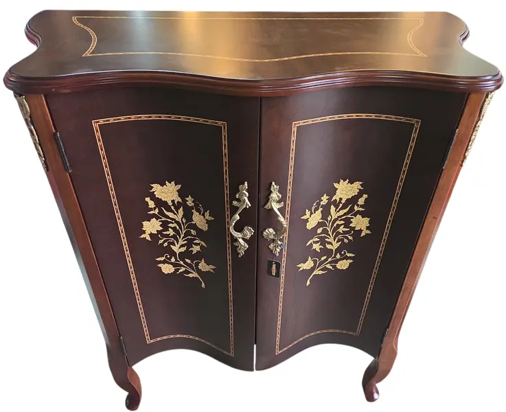 Foto de um(a) Cômoda com Marchetaria e Bronze, da categoria de Cômodas e Sapateira. Elegância Clássica e Sofisticação para o seu AmbienteExclusiva cômoda balcão de apoio em estilo clássico europeu (Bombê),... Mostrado de uma perspectiva diferente. Vendido no marketplace Trésors.